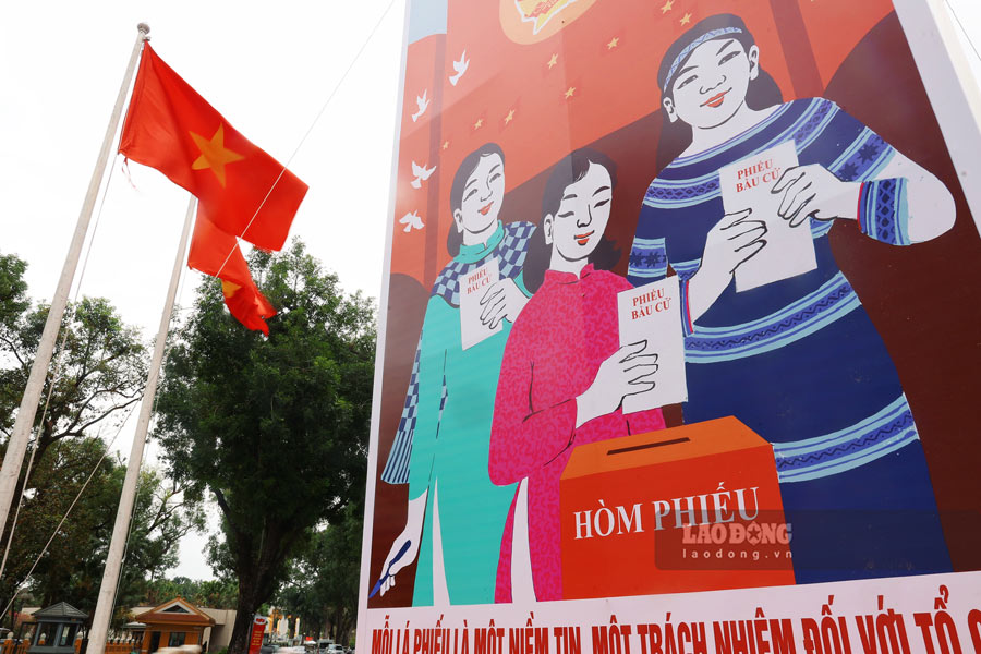 Sự trang hoàng rực rỡ khắp các tuyến phố Thủ đô không chỉ tạo nên diện mạo mới, mà còn thể hiện niềm tin, sự kỳ vọng của người dân vào một kỳ bầu cử thành công, dân chủ, góp phần xây dựng và hoàn thiện Nhà nước pháp quyền xã hội chủ nghĩa của nhân dân, do nhân dân và vì nhân dân.