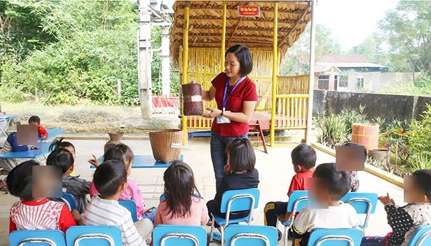 Maestros del distrito montañoso de Huong Khe (antiguo), provincia de Ha Tinh durante una hora de clase. Foto: Dinh Nhat