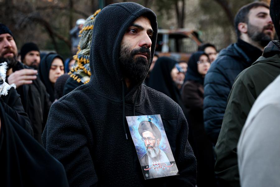 Người dân bày tỏ thương tiếc cố Lãnh tụ Tối cao Ali Khamenei tại Tehran, Iran, ngày 1.3.2026. Ảnh: Xinhua