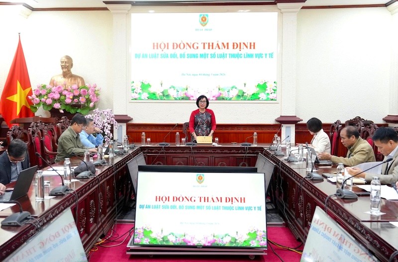 Hội đồng thẩm định dự án Luật sửa đổi bổ sung một số luật thuộc lĩnh vực y tế. Ảnh: Bộ Tư pháp 