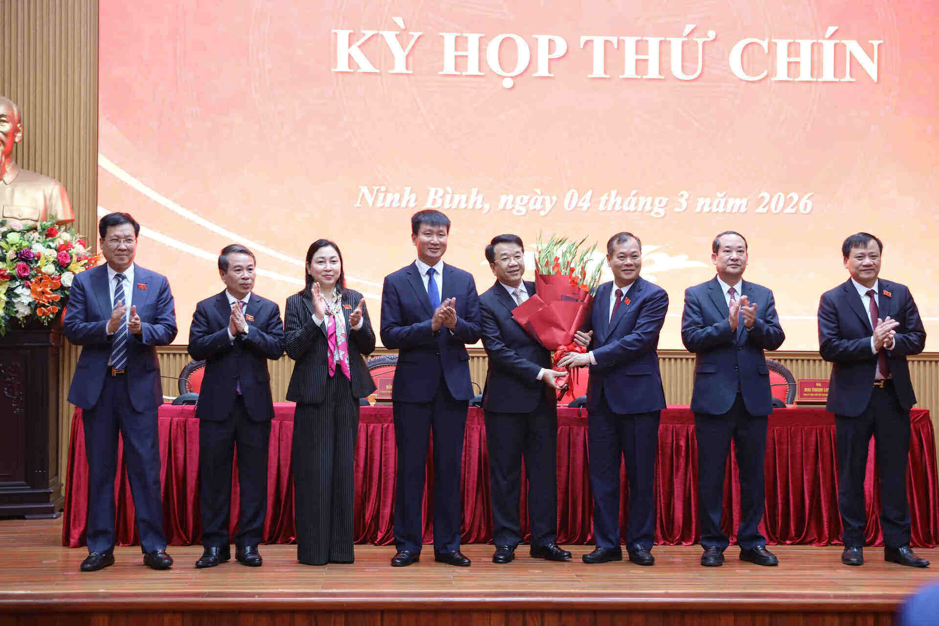 The Standing Committee of the Provincial Party Committee and the People's Council present flowers to congratulate Chairman of Ninh Binh Provincial People's Committee Nguyen Thanh Binh. Photo: Nguyen Truong
