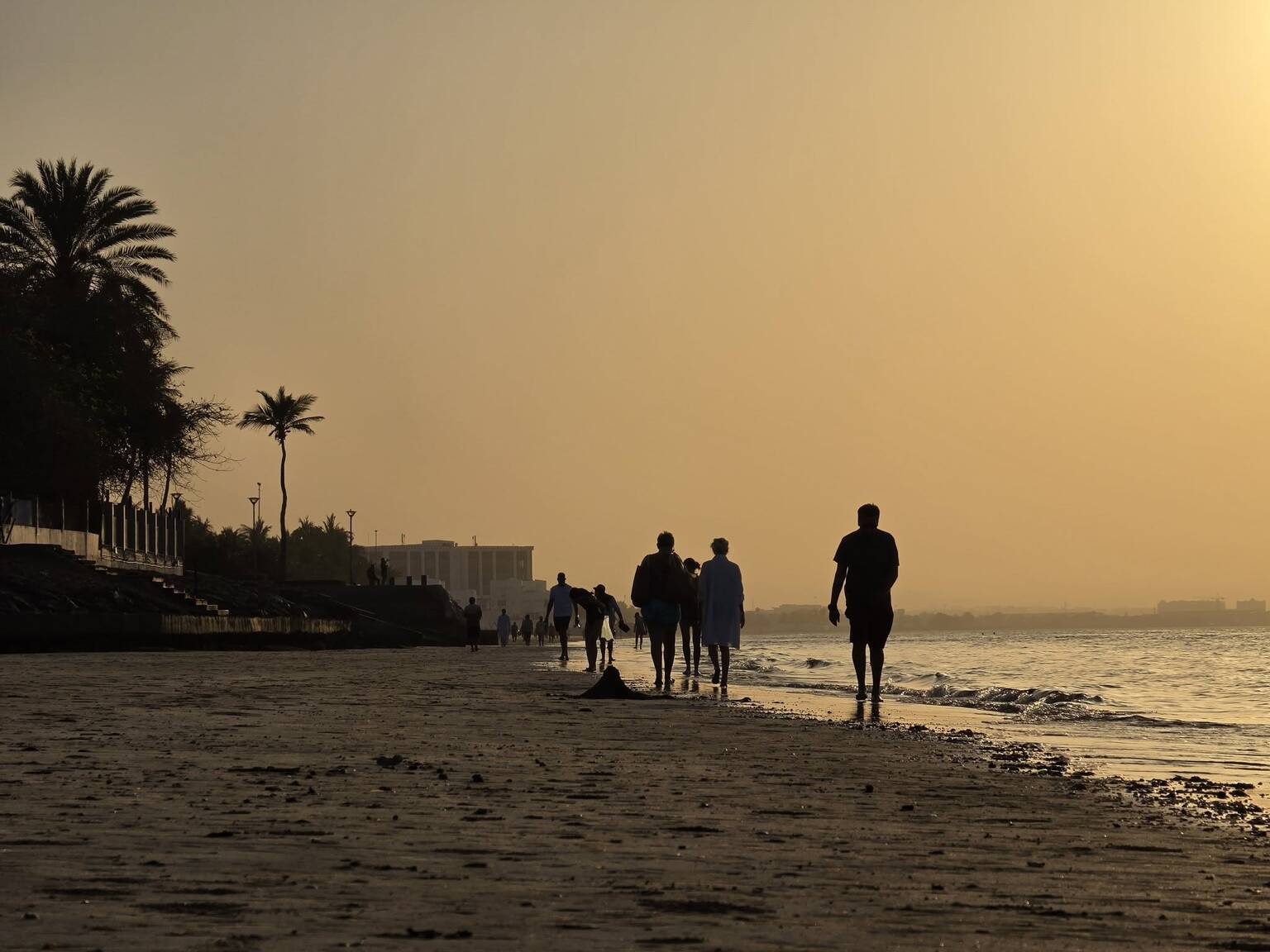 Nhiều du khách lựa chọn nghỉ dưỡng gần biển tại Oman. 