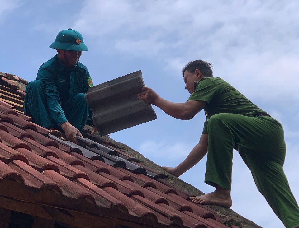 Re-roofing houses for people for households in Ba Vi commune, Quang Ngai province whose houses were unroofed by tornadoes. Photo: Duc Minh