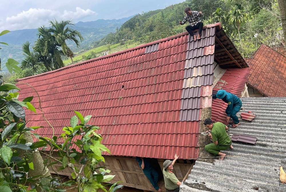 Nhiều nhà dân bị tốc mái đã được lợp lực lượng chức năng sửa chữa hoàn thiện. Ảnh: Đức Minh