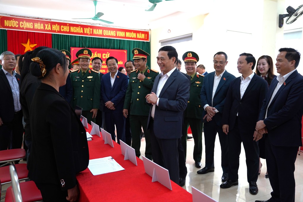 Bộ trưởng Phan Văn Giang kiểm tra Khu vực bỏ phiếu số 18, phường Thục Phán. Ảnh: La Ngà