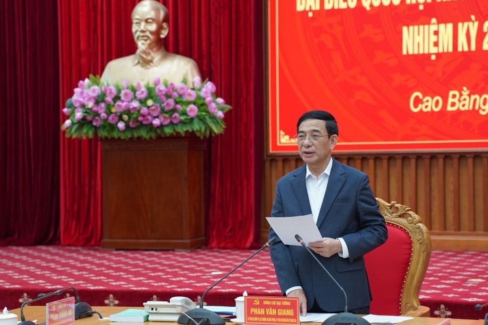 General Phan Van Giang, Member of the Politburo, Minister of National Defense, Member of the National Election Council, speaks at the working session. Photo: La Nga