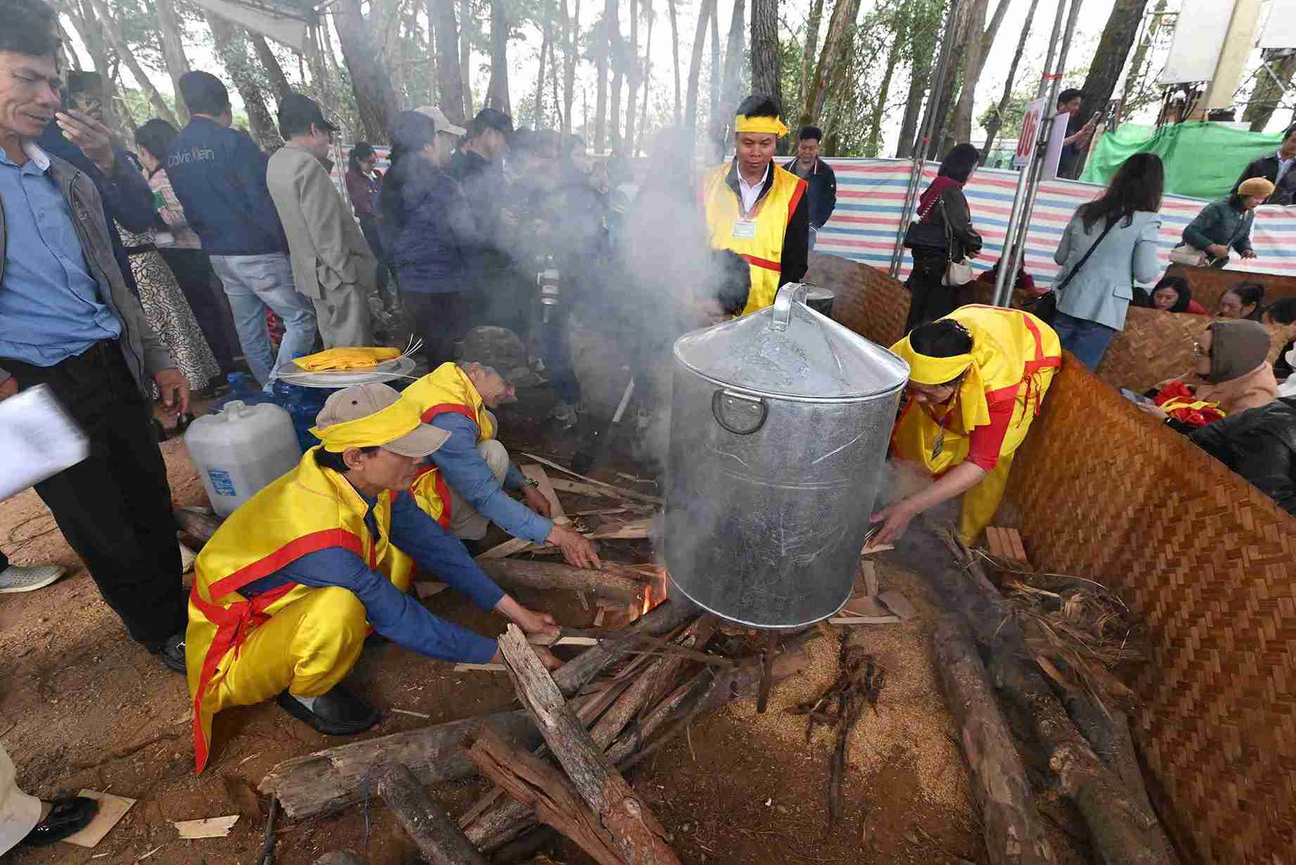 Bánh chưng sau khi hoàn thiện được đưa vào nồi luộc trong 6 giờ liên tục. Ảnh: Sở VHTTDL Hải Phòng 