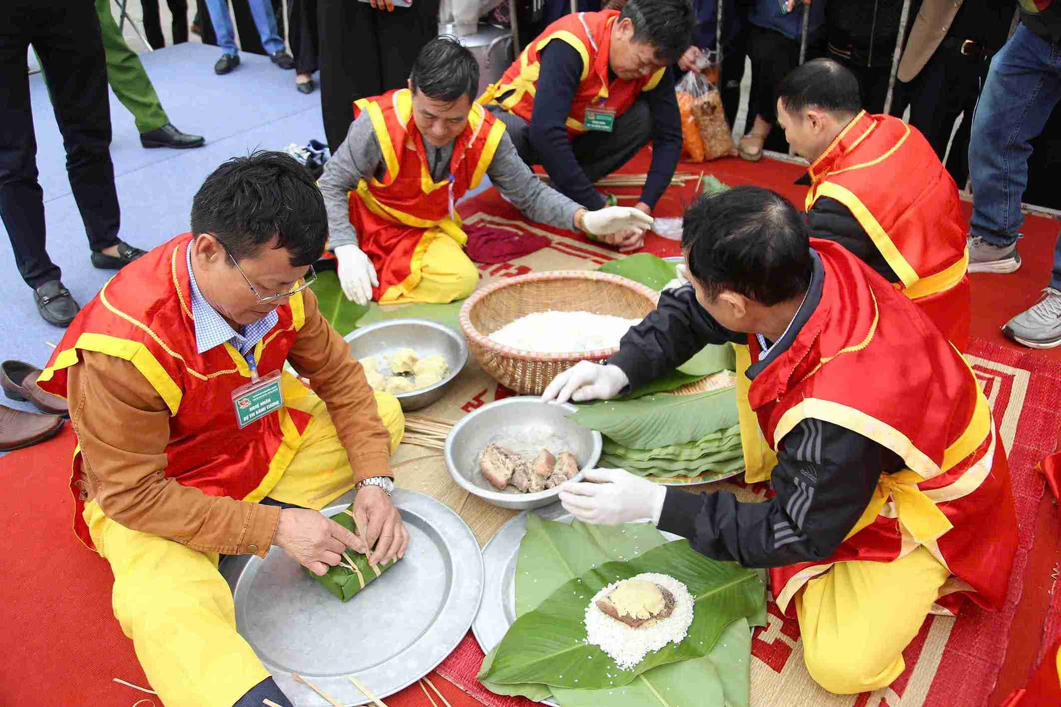 Artisans participate in the banh chung wrapping competition at the stone yard of Con Son Pagoda. Photo: Hai Phong Department of Culture, Sports and Tourism