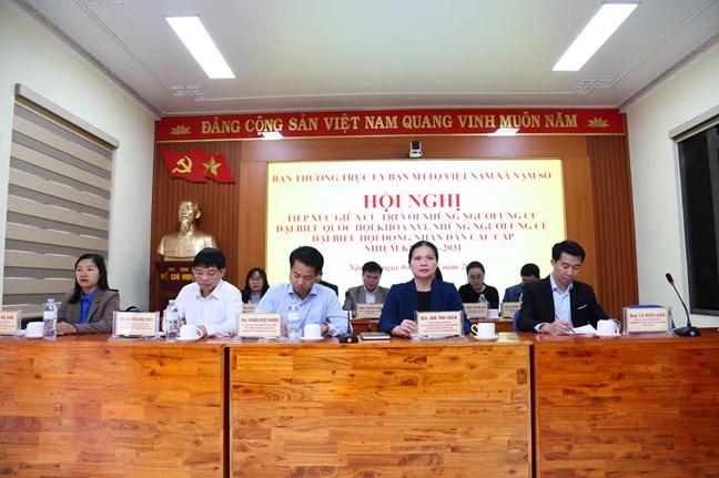 Phó Chủ tịch - Tổng Thư ký Ủy ban Trung ương MTTQ Việt Nam Hà Thị Nga tiếp xúc cử tri tại xã Nậm Sỏ, tỉnh Lai Châu. Ảnh: Hân Nguyễn