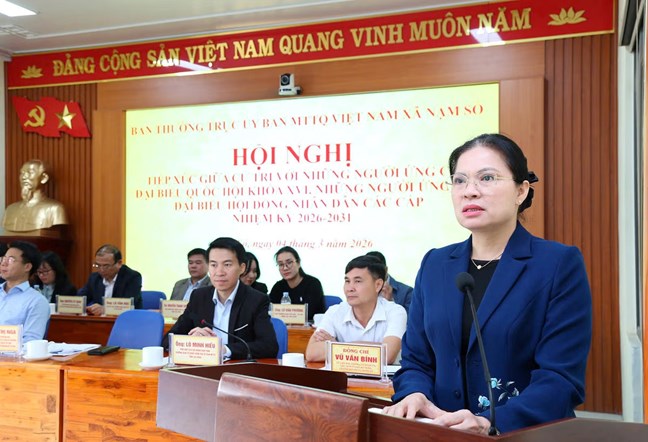 Phó Chủ tịch - Tổng Thư ký Ủy ban Trung ương MTTQ Việt Nam Hà Thị Nga trình bày chương trình hành động trước cử tri xã Nậm Sỏ. Ảnh: Hân Nguyễn