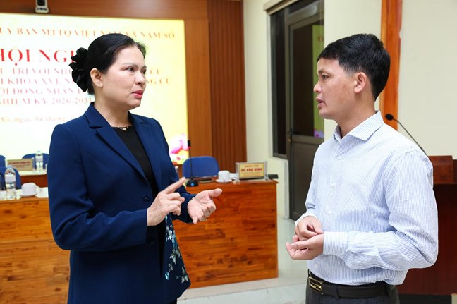 Vice Chairman - Secretary General of the Central Committee of the Vietnam Fatherland Front Ha Thi Nga talks with voters in Nam So commune. Photo: Han Nguyen