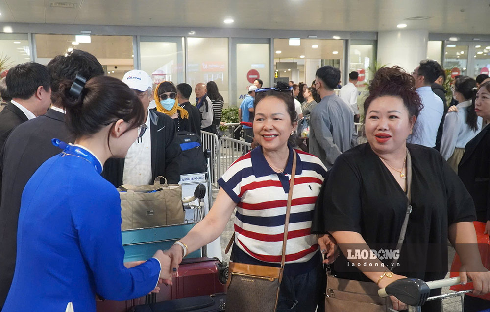 Les premiers touristes vietnamiens à rentrer sains et saufs dans leur pays après avoir été piégés à Dubaï, aux Émirats arabes unis, en raison de l'impact des guerres au Moyen-Orient.