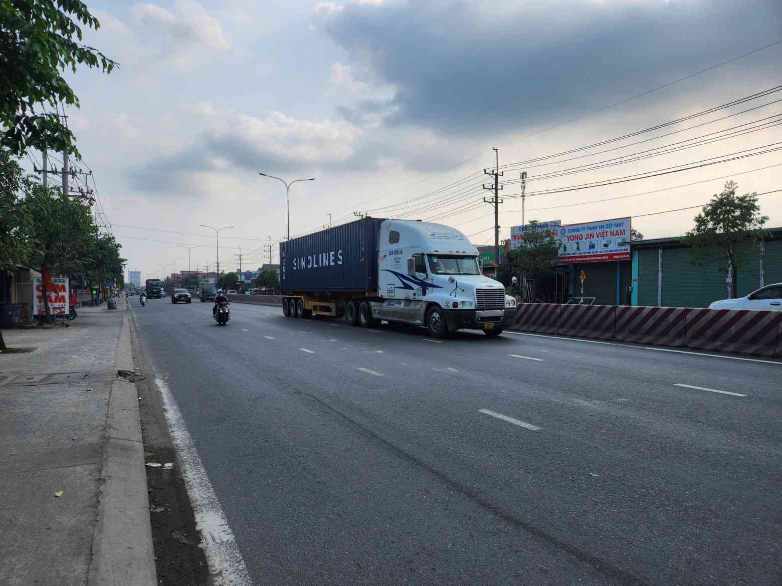 Giao thông đường ĐT 743 đoạn qua phường An Phú. Ảnh: Đình Trọng