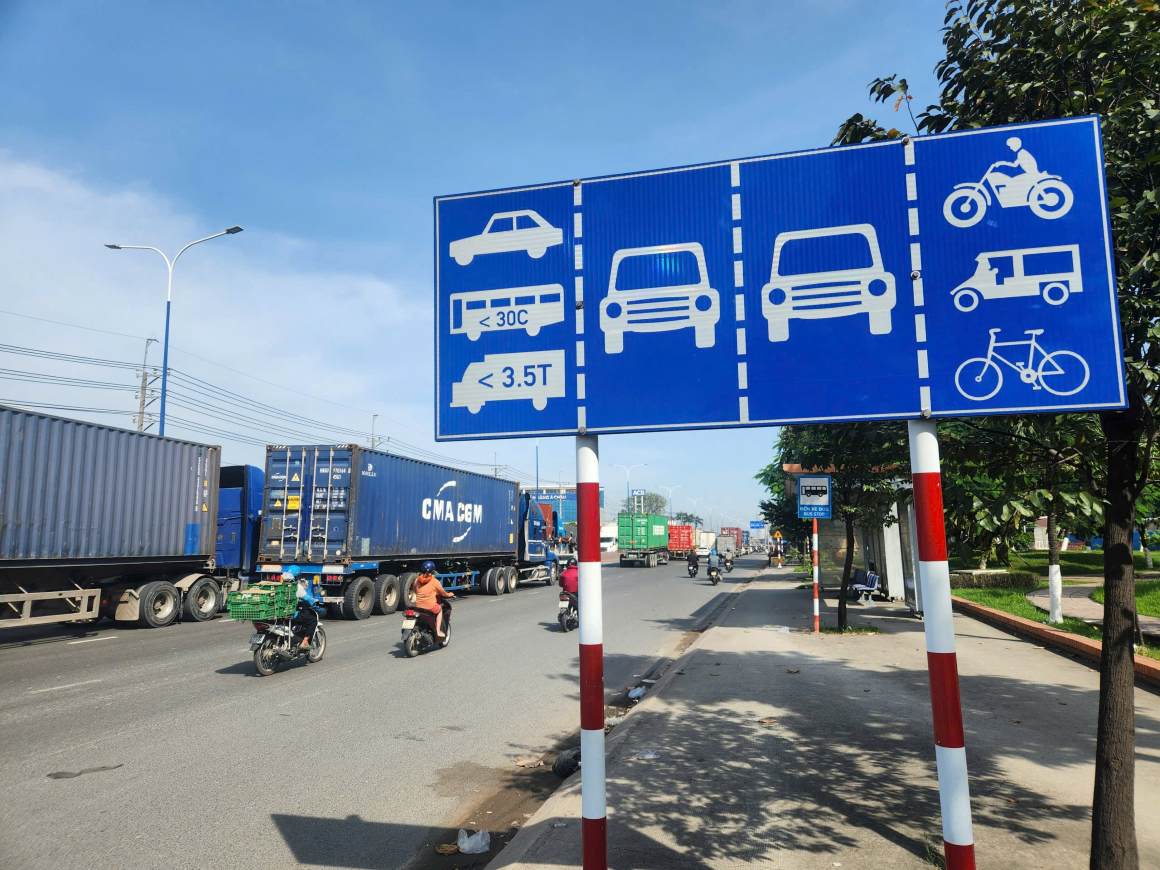 Re-lane for DT 743 road in Ho Chi Minh City. Photo: Dinh Trong