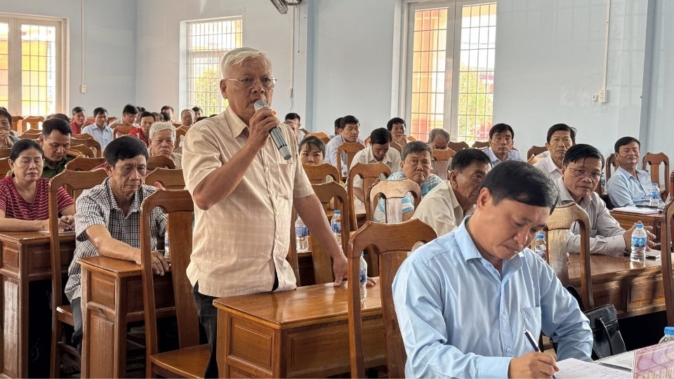 Voters in Phu Quoi commune expressed high agreement with the action program of the 16th National Assembly delegate candidates at the conference. Photo: Hoang Loc