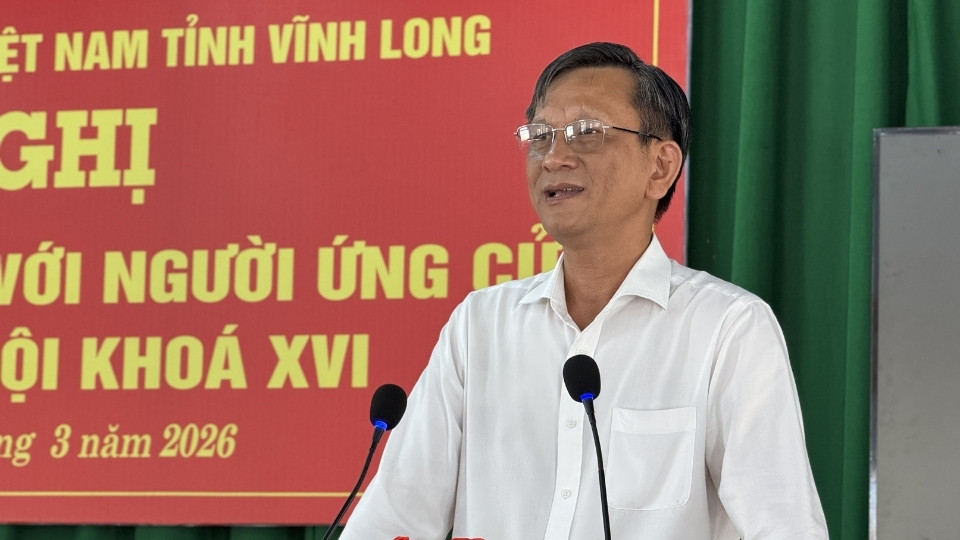 Ông Hồ Thanh Tuấn – Ủy viên Ban Chấp hành Đảng bộ tỉnh, Giám đốc Sở Tư pháp – đại diện các ứng cử viên phát biểu tiếp thu ý kiến cử tri tại hội nghị. Ảnh: Hoàng Lộc