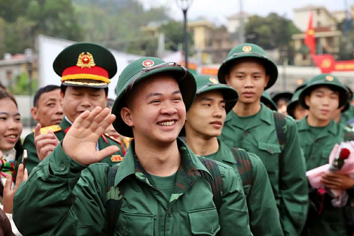 Các tân binh hăng hái lên đường nhập ngũ. Ảnh: Duy Tuấn