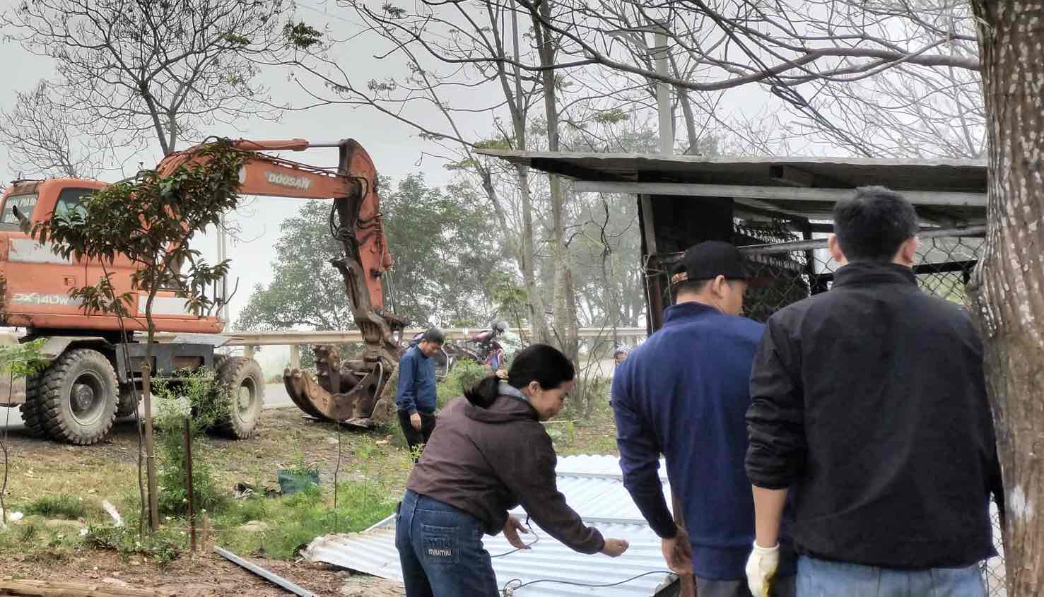 Kieu Phu commune launched a campaign to enforce the demolition of 2 construction works violating construction order on public land in Dinh Tu village. Photo: Kieu Phu Commune People's Committee