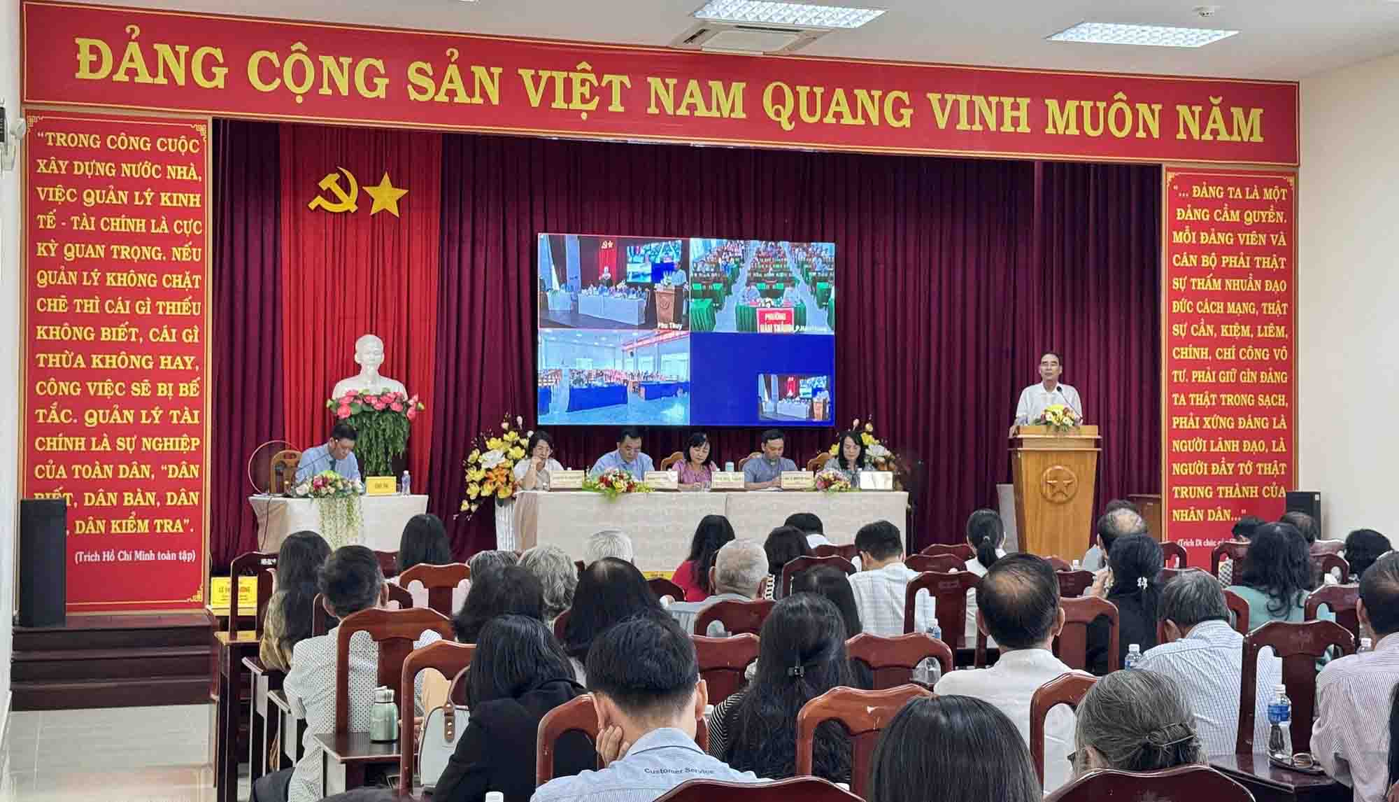 Election campaign at Phu Thuy Ward People's Committee, Lam Dong province is connected online to bridge points. Photo: Duy Tuan