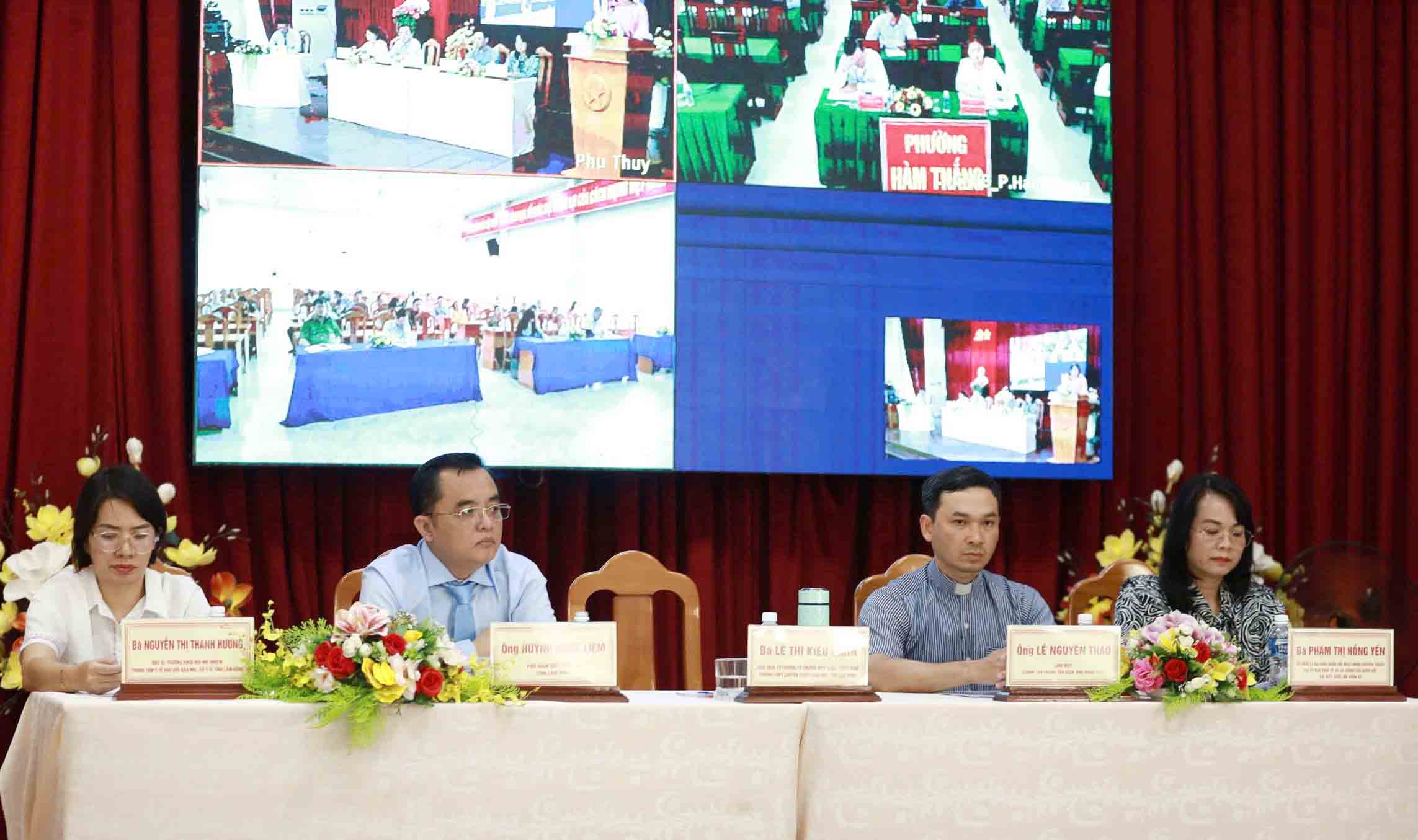 Màn hình kết nối trực tuyến tại điểm cầu chính. Ảnh: Duy Tuấn.