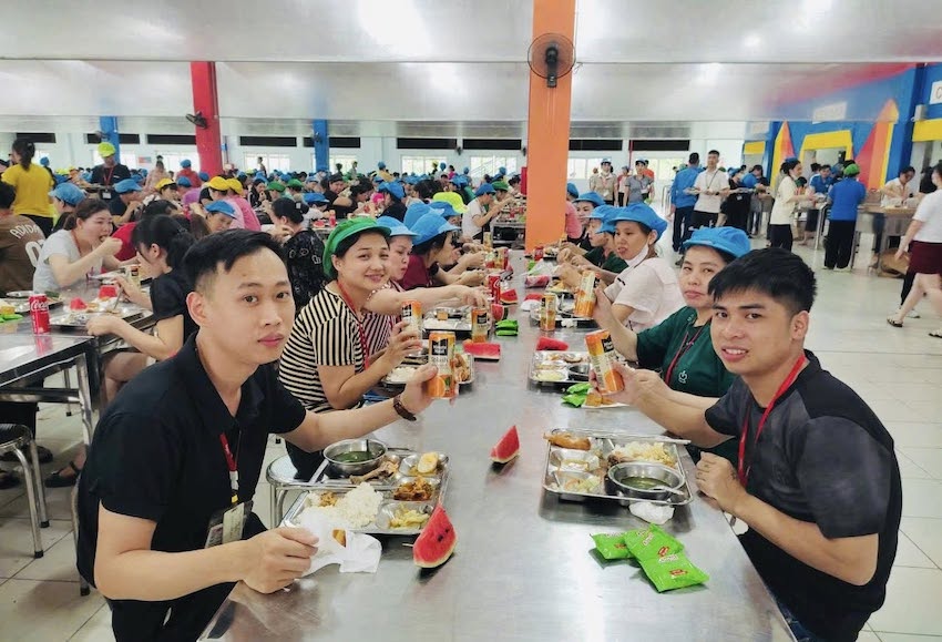 Workers in western Hai Phong eat at the company's collective dining hall. Photo: Hai Phong Trade Union