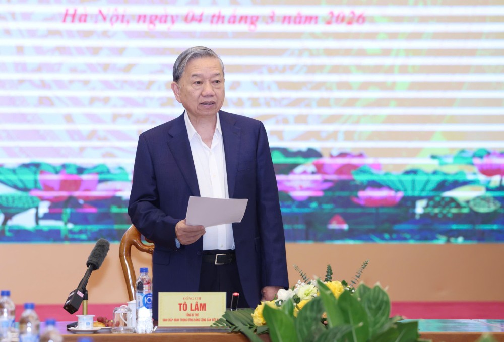 General Secretary To Lam works with the Central Propaganda and Mass Mobilization Commission. Photo: Hai Nguyen