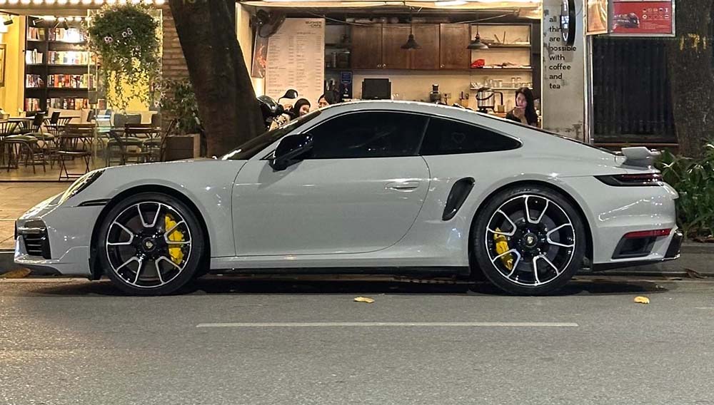 The Porsche 911 appeared in Hanoi with many exterior details similar to the Porsche 911 Turbo S version, attracting the attention of car enthusiasts. Photo: Duong Nguyen