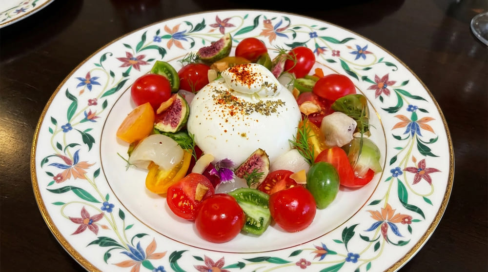 How to make tomato salad served with Burrata cheese to treat loved ones on holiday 8. 3. Photo: Tuan Dat