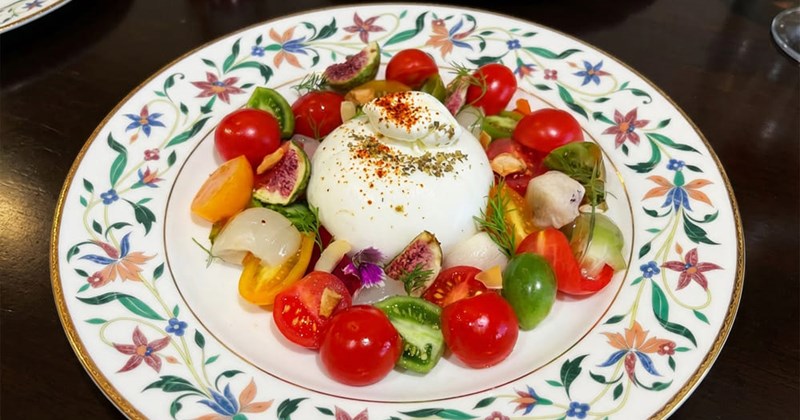 Cách làm salad cà chua Burrata đãi người thân ngày 8/3