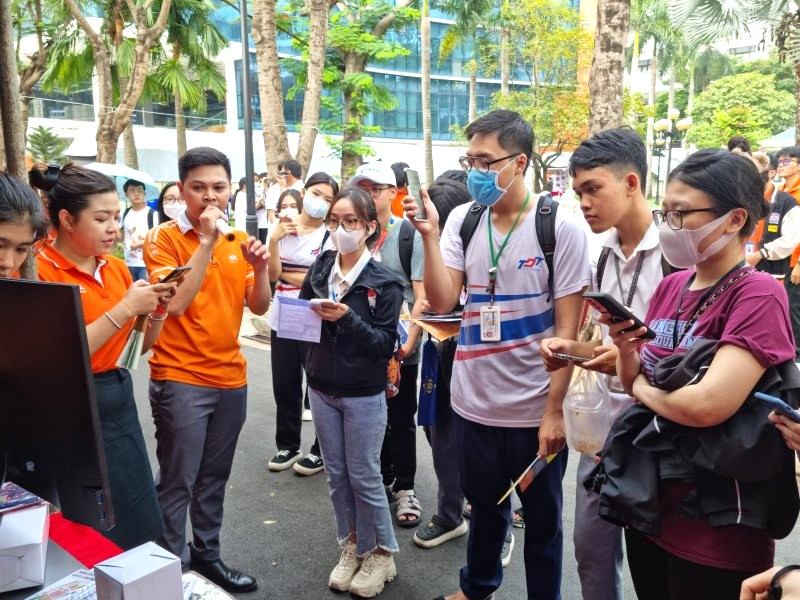 Students who are also residents of safe communes in revolutionary zones during the resistance war against France or the US (according to the provisions of Clause 2, Article 5 of Decree No. 188/2025/ND-CP) participate in group health insurance paid by the state budget. Photo: Nam Duong