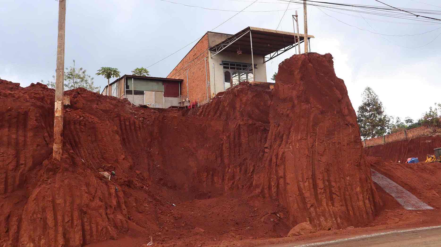 Construction of lowering the foundation level of the DT 753 road project in Tan Loi commune, Dong Nai province, causing people's houses to be precarious on the edge of the abyss. Photo: HAC