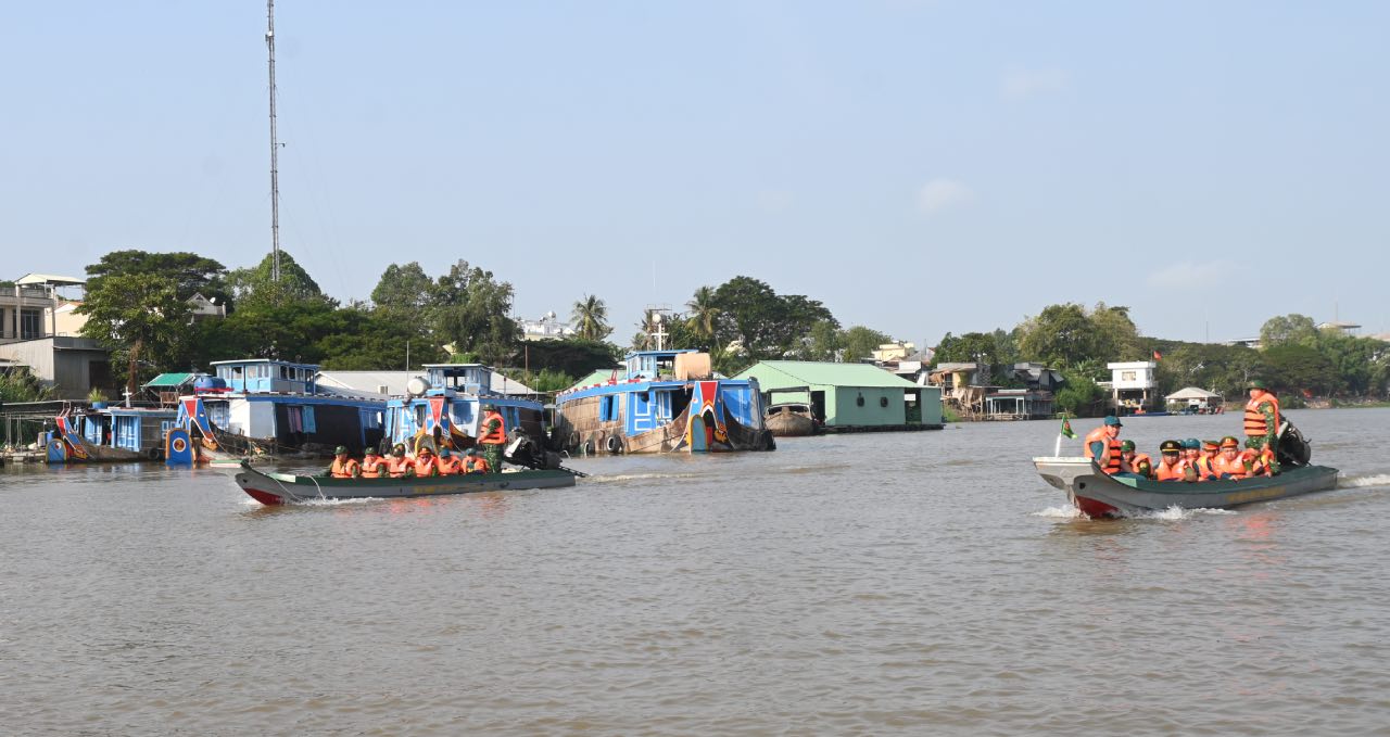 Đội tuần tra liên ngành do Đồn Biên phòng cửa khẩu Long Bình (Bộ đội Biên phòng tỉnh An Giang) chủ trì phối hợp với Công an xã Khánh Bình và Ban chỉ huy Quân sự xã Khánh Bình làm nhiệm vụ.  Ảnh: Thành Nhân