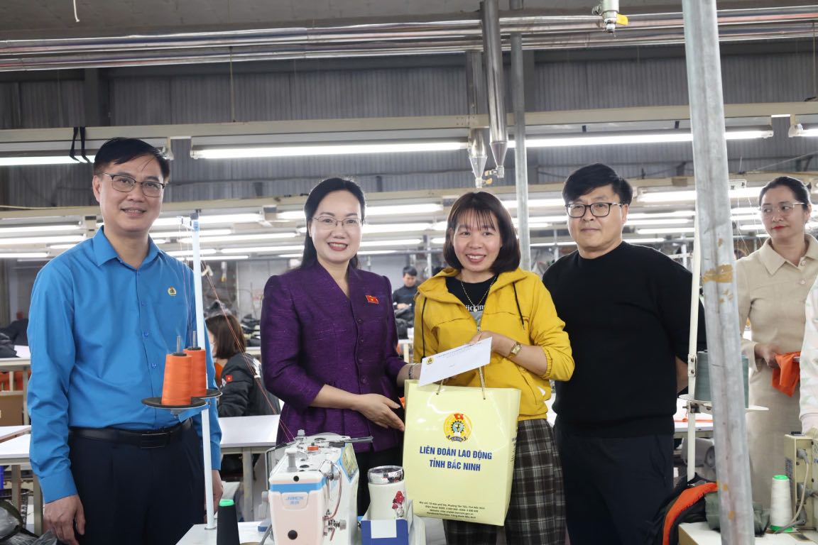 The working delegation encouraged and presented gifts to company workers. Photo: Quyet Chien