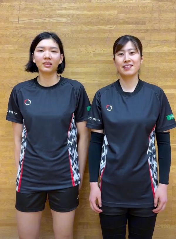 Bích Thủy (trái) là gương mặt đại diện trong chiến dịch kêu gọi người hâm mộ tới sân xem thi đấu