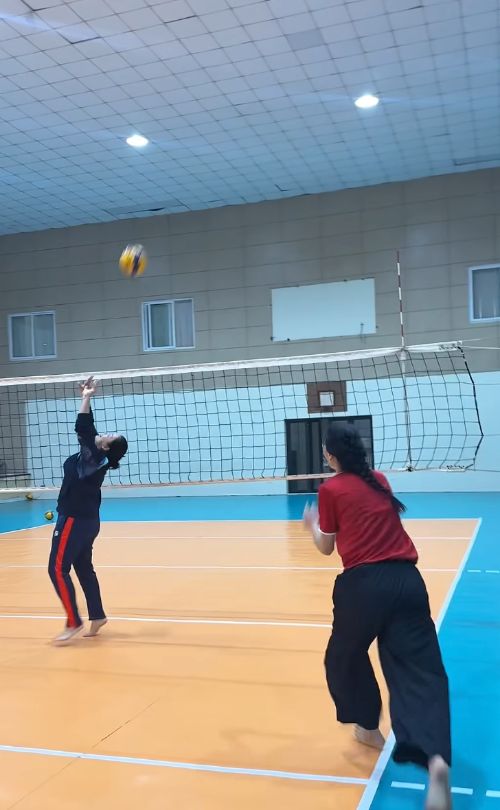 Hai cựu tuyển thủ Hà Thị Hoa (trái) và Nguyễn Thị Xuân tập luyện bóng chuyền cùng nhau. Ảnh cắt từ video