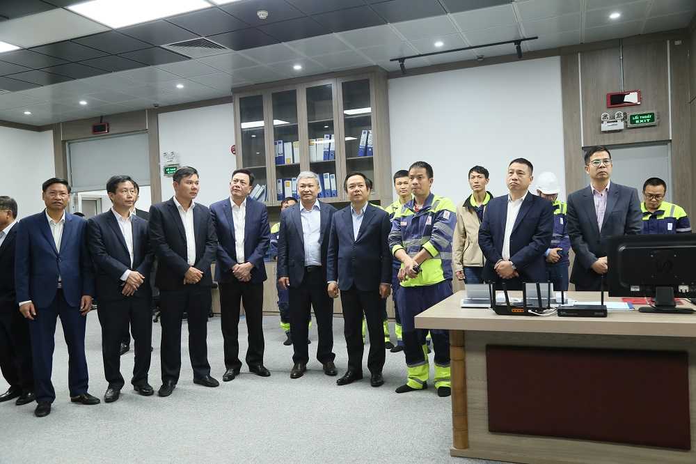 Chairman of the Provincial People's Committee encourages businesses to promote production right from the beginning of the year. Photo: Hung Yen Provincial e-Portal