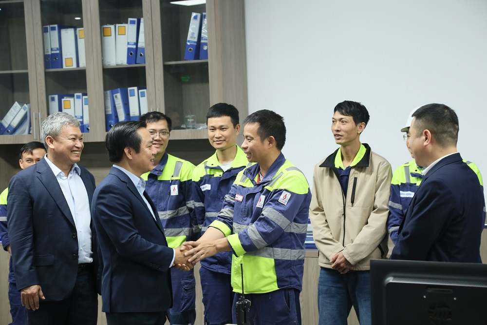 Chủ tịch UBND tỉnh Phạm Quang Ngọc động viên cán bộ, nhân viên, người lao động Nhà máy Nhiệt điện Thái Bình 2.