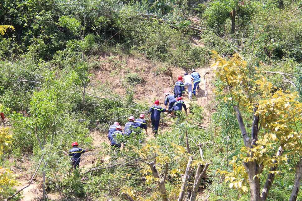 Lực lượng chức năng leo dốc, tiếp cận điểm cháy để dập lửa. Ảnh: Hoài Phương