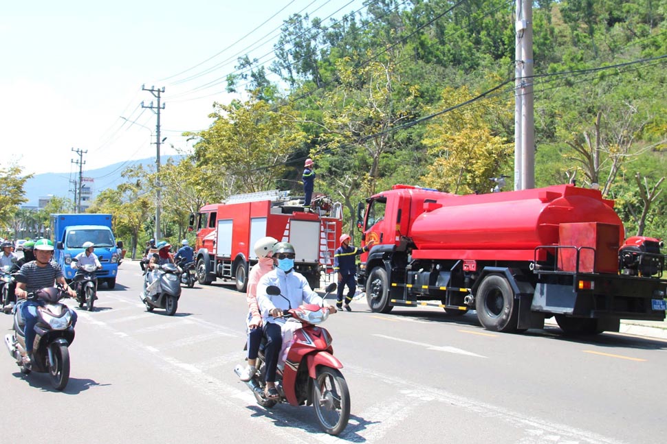 Lực lượng chức năng điều phương tiện chữa cháy đến hiện trường. Ảnh: Hoài Phương