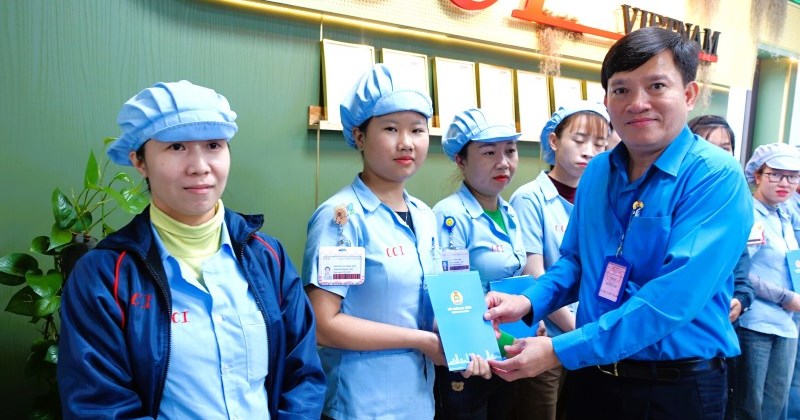 Đà Nẵng: Công nhân vui mừng nhận lì xì từ lãnh đạo VGCL