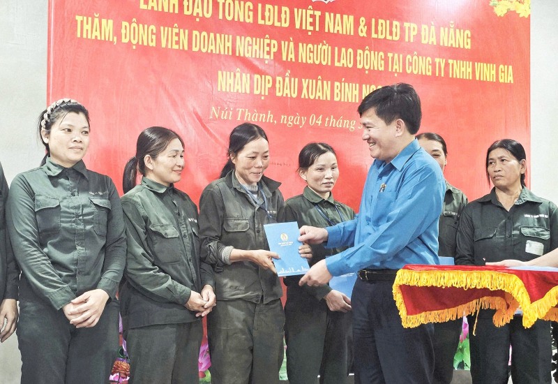 Công nhân Công ty Vinh Gia (Đà Nẵng) phấn khởi khi nhận lì xì, quà hỗ trợ từ lãnh đạo Tổng Liên đoàn Lao động Việt Nam. Ảnh: Hoàng Bin