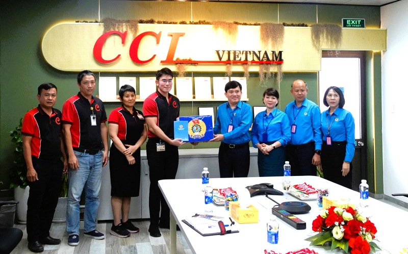 Lãnh đạo Tổng LĐLĐ VN tặng quà doanh nghiệp ở KCN Bắc Chu Lai, Đà Nẵng nhân dịp đầu xuân, động viên sản xuất và chăm lo người lao động. Ảnh: Hoàng Bin