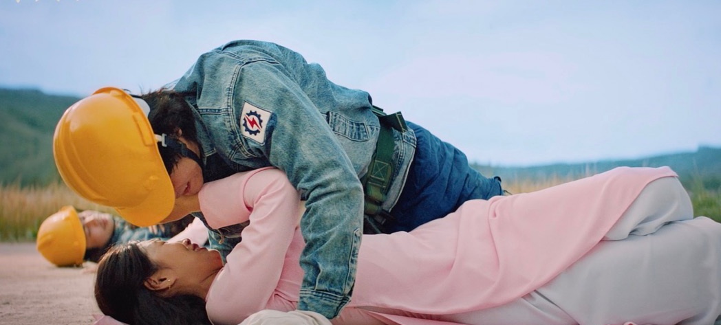 Hoa hậu Thiên Ân và Khương Lê. Ảnh: Đoàn phim.