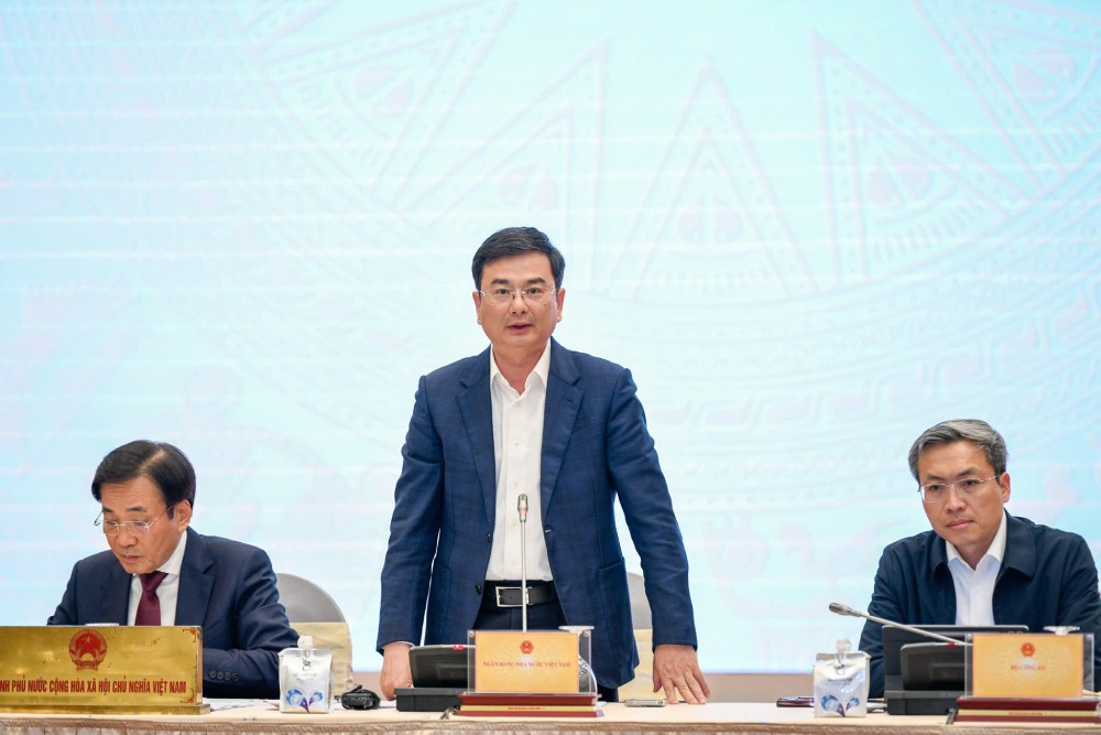 El Vicegobernador del Banco Estatal de Vietnam, Pham Thanh Ha, informa sobre la orientación de la política monetaria, el tipo de cambio y las tasas de interés. Foto: Pham Dong