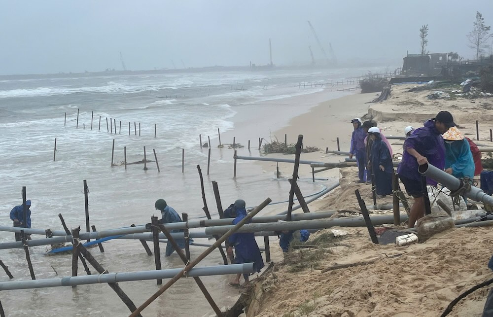 Landslide along My Thuy coast deep into the mainland for dozens of meters. Photo: Han Nguyen