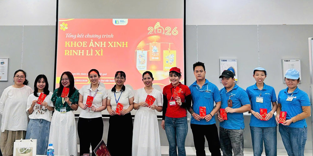 Sedo Vinako company library organizes the program "Showing beautiful photos - Winning lucky money" for all officials and employees. Photo: Da Nang Trade Union.