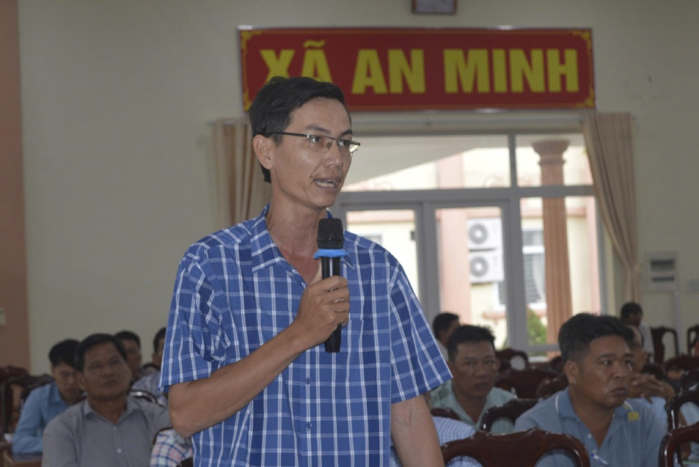 Voters in An Minh commune raised recommendations at the voter meeting. Photo: Phat Tai