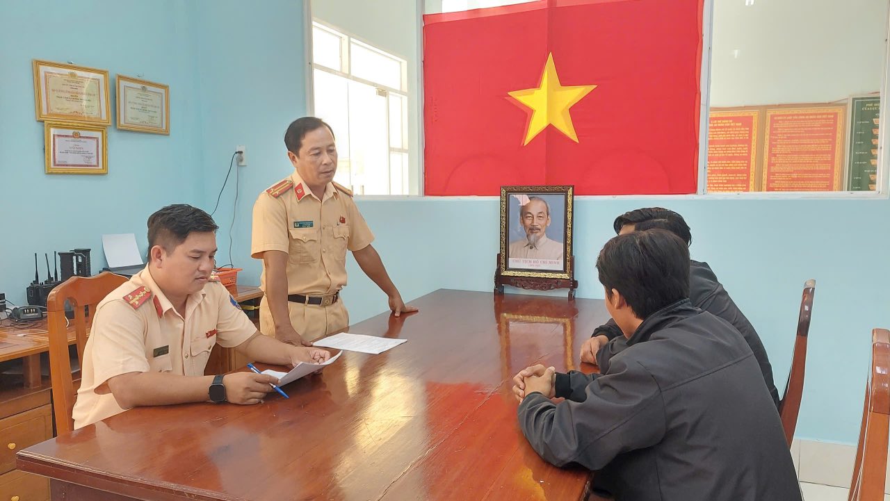 Sa Dec Riverine Police Station has administratively sanctioned 2 cases in the field of inland waterway traffic. Photo: Phuoc Thanh