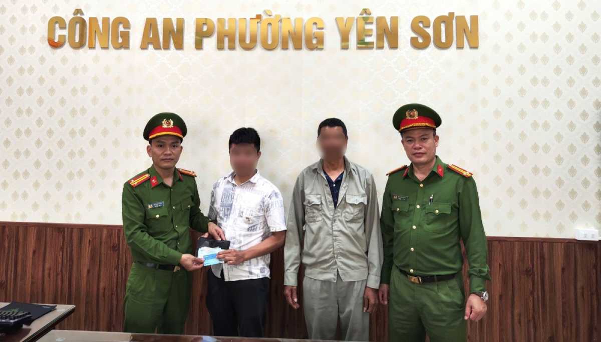 Yen Son Ward Police, Ninh Binh province returns property to Mr. Nguyen Duy T. Photo: Ninh Binh Provincial Police