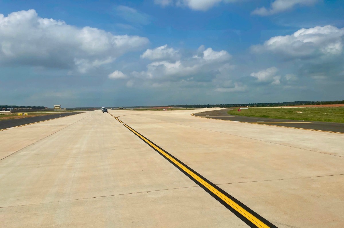 Đoàn công tác UBND tỉnh vào thăm, làm việc tại Sân bay Phan Thiết. Ảnh: Duy Tuấn